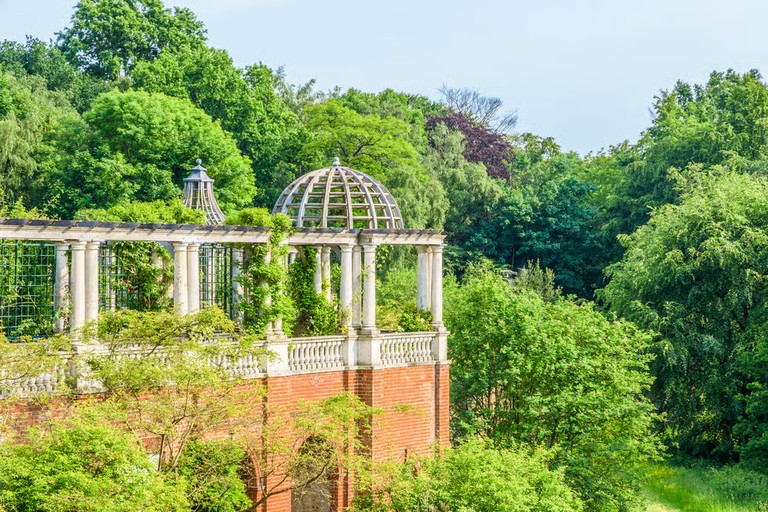 Hidden Garden Walks Offering Quiet Escapes Across the City